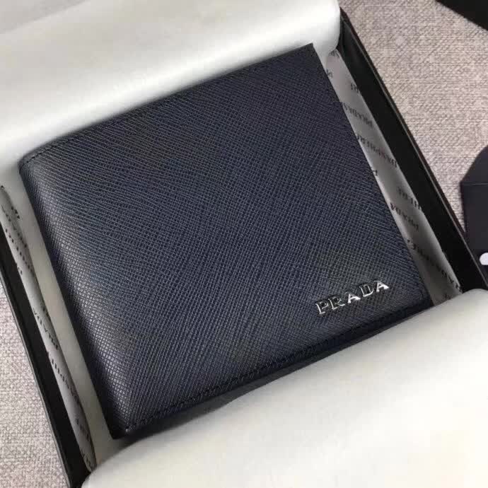 【原版皮】普拉达/Prada 短款钱夹，选用十字纹小牛皮裁制而成，边角点缀字母标识，经典之作，简单时尚，款号：2M0513