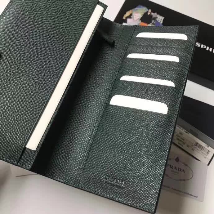 【原版皮】普拉达/Prada 西装钱夹，选用十字纹小牛皮裁制而成，边角点缀三角散字徽标，经典之作，简单时尚，款号：2MV836