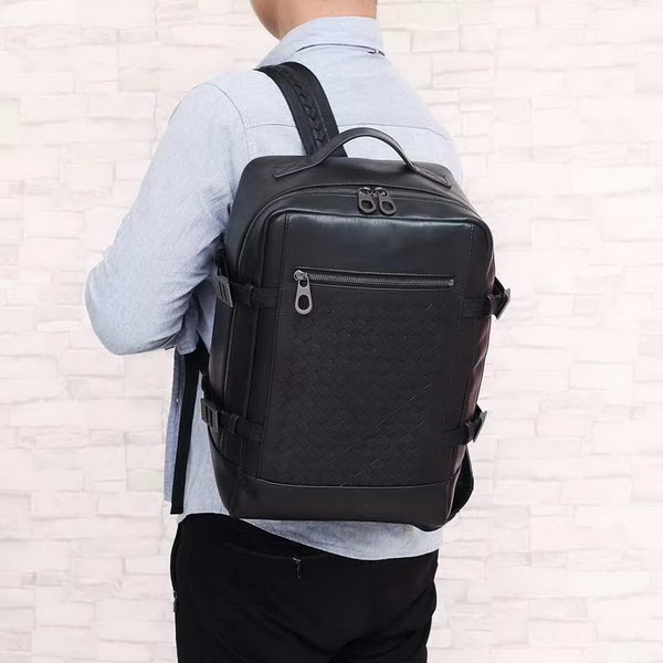 【原版皮】宝缇嘉/BV 男士双肩包，采用leggero皮革打造，配以方形设计，款式实用轻便，配有intrecciato编织中央隔层和柔软侧围，款号：80187808