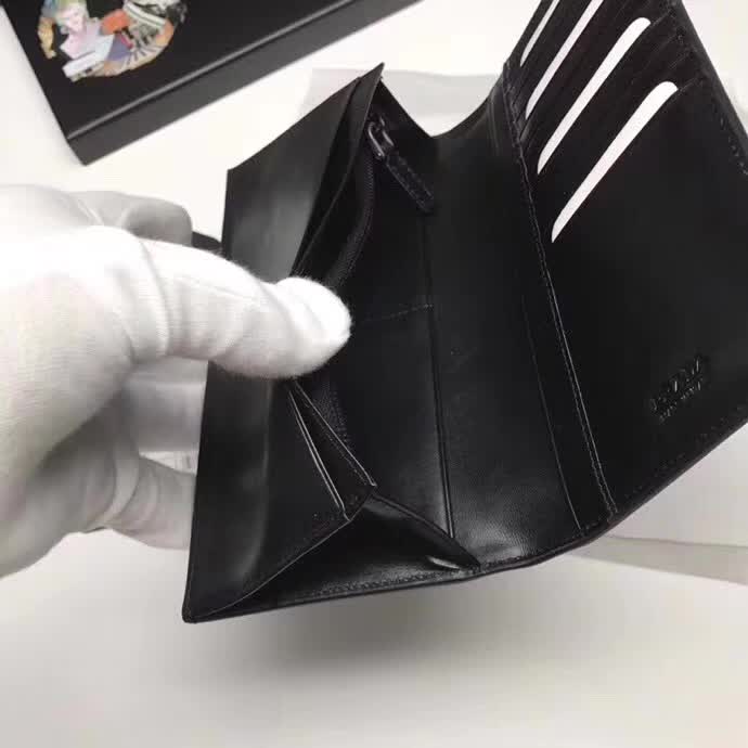 【原版皮】普拉达/Prada 西装钱夹，选用十字纹牛皮裁制而成，拼接光滑皮革点缀字唛徽标，精湛走线均匀整齐，油边顺滑，款号：2MV836