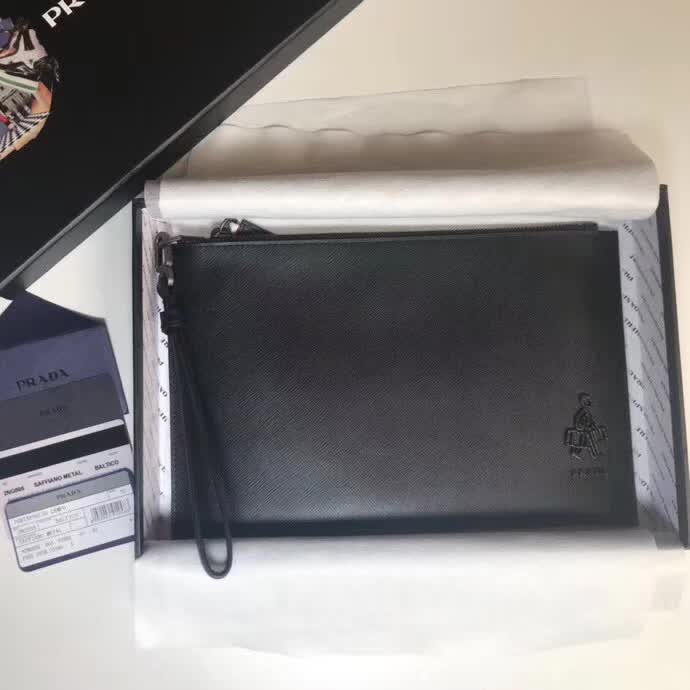 【原版皮】普拉达/Prada 男士手包，选用十字纹小牛皮裁制而成，边角点缀同色小公仔徽标，尽显高档时尚，低调而又奢华，款号：2NG005