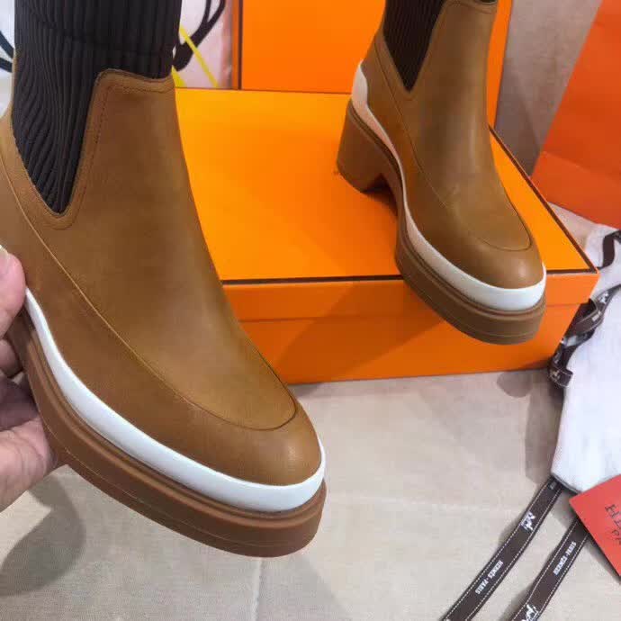 20秋季最新专柜款-爱马仕Hermes2020秋冬矮靴，可以说这是H家最年轻的，专柜第一眼看见就入手，上脚无敌好看，特别秀气修饰脚型。上脚很舒服