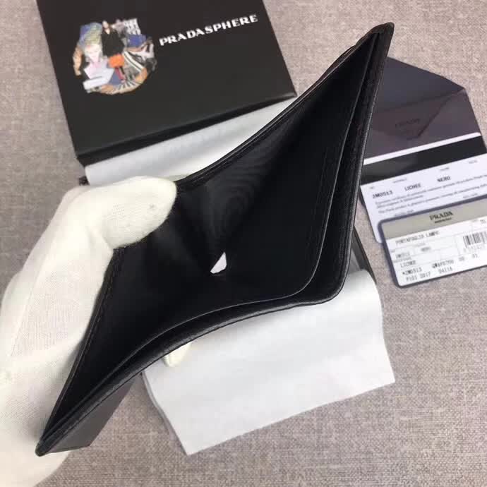 【原版皮】普拉达/Prada 短款钱夹，选用摔纹小牛皮裁制而成，边角点缀散字唛标识，经典之作，简单时尚，款号：2M0513