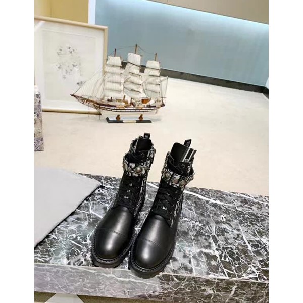 20秋季最新专柜款-迪奥Dior最新爆款 今年超火的粗跟短靴，没有之一 各大网红各种秀，整体靴型非常独特 非常修腿型 颜色搭配高级百搭，牛皮配迪奥印花款，内里牛皮 垫脚牛皮，原版开模橡胶大底，上脚十分舒服好看