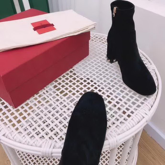 20秋季最新专柜款-华伦天奴Valentino秋冬新款爆款短靴，超经典好看，上脚超美