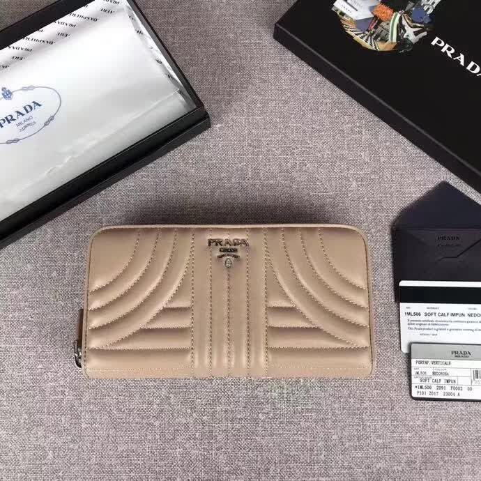 【原版皮】普拉达/Prada 拉链钱夹，选用纳帕牛皮裁制而成，点缀散字唛徽标，精湛走线均匀整齐，款号：1ML506