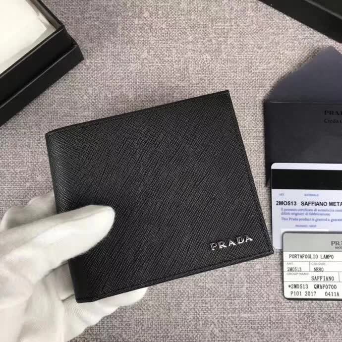 【原版皮】普拉达/Prada 短款钱夹，选用十字纹小牛皮裁制而成，边角点缀字母标识，经典之作，简单时尚，款号：2M0513