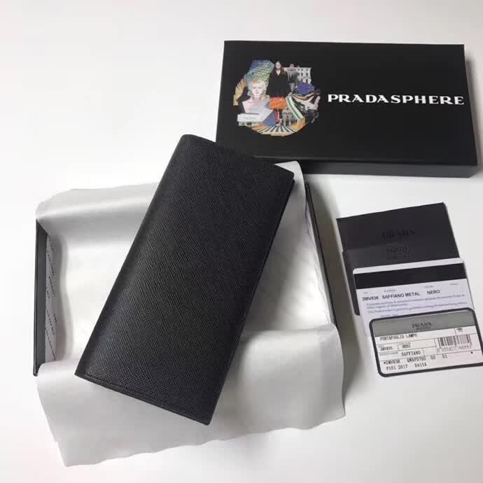 【原版皮】普拉达/Prada 西装钱夹，选用十字纹小牛皮裁制而成，边角点缀三角散字徽标，经典之作，简单时尚，款号：2MV836