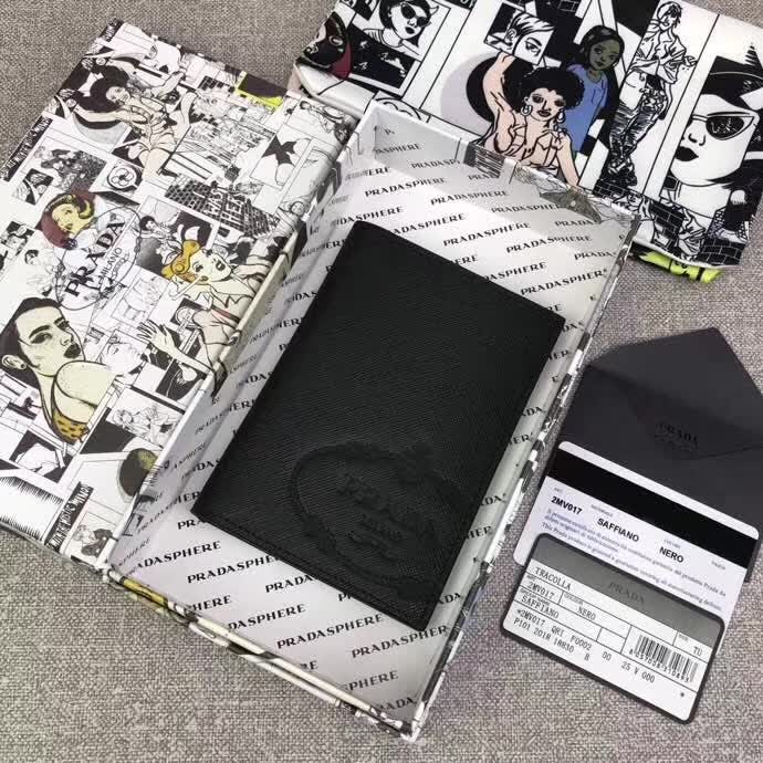 【原版皮】普拉达/Prada 护照夹，选用十字纹搭配平纹小牛皮裁制而成，热压印品牌徽标印花，一款旅行出行的必备单品，款号：2MV017