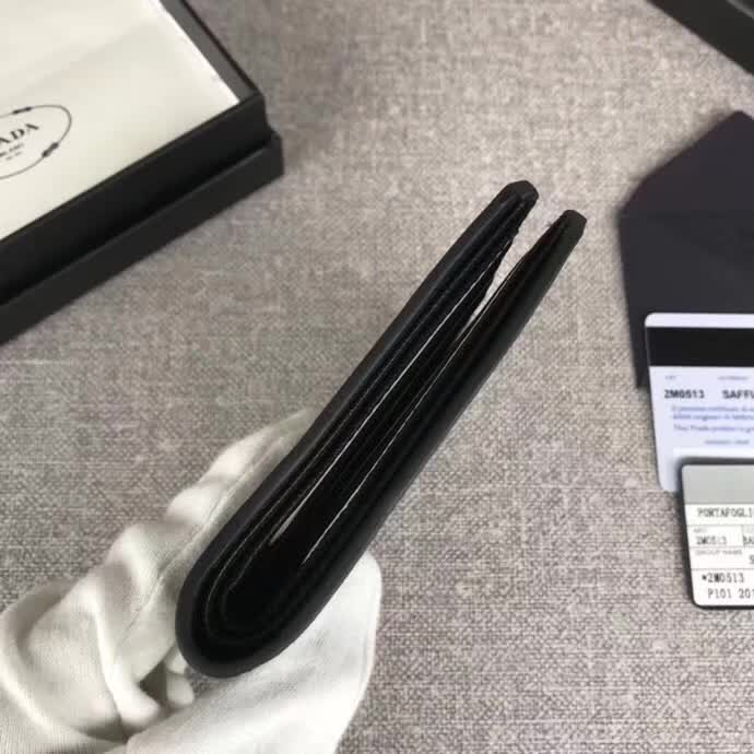 【原版皮】普拉达/Prada 短款钱夹，选用十字纹小牛皮裁制而成，圆角五字唛，经典之作，简单时尚，款号：2M0513
