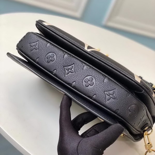 【原版皮】路易威登/LV Pochette Métis 手袋，以压纹皮革呈现超大Monogram印花，搭配顶部编织手柄，涂鸦风格挂饰和S-lock锁扣，即刻俘获视觉焦点，款号：M45385