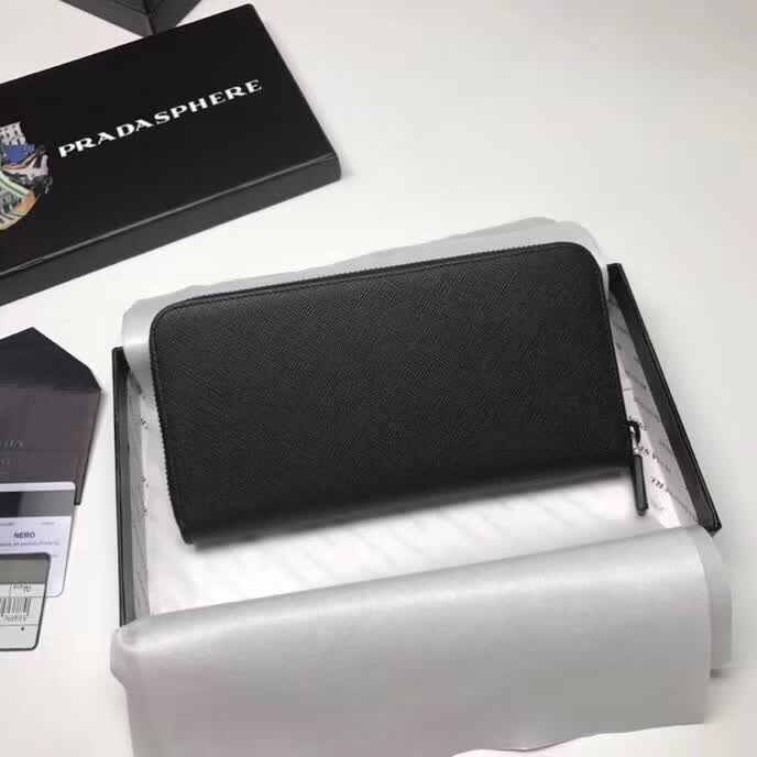 【原版皮】普拉达/Prada 拉链钱夹，选用十字纹牛皮裁制而成，拼接光滑皮革点缀字唛徽标，精湛走线均匀整齐，油边顺滑，款号：2ML317