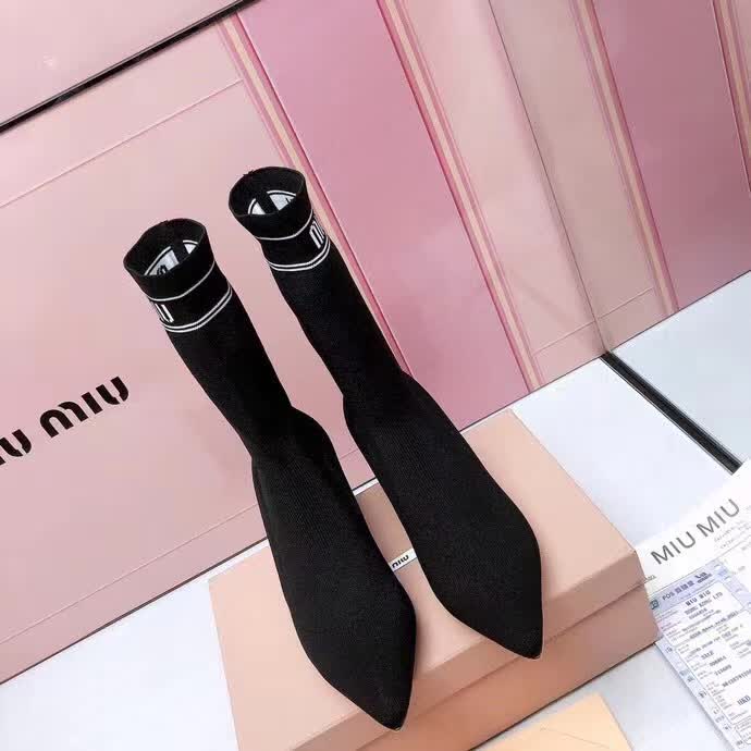 20秋季最新专柜款-缪缪Miu Miu新款袜子靴。上脚轻便，脚感好，上脚修脚，特显瘦