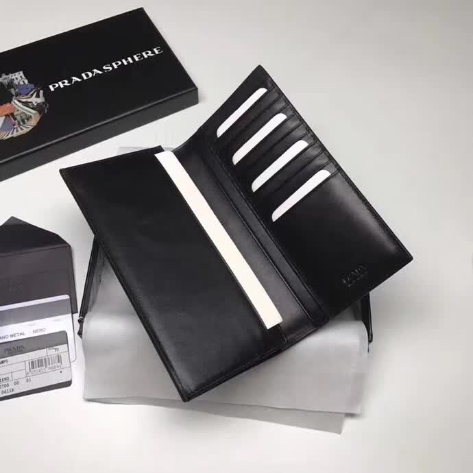 【原版皮】普拉达/Prada 西装钱夹，选用十字纹牛皮裁制而成，拼接光滑皮革点缀字唛徽标，精湛走线均匀整齐，油边顺滑，款号：2MV836