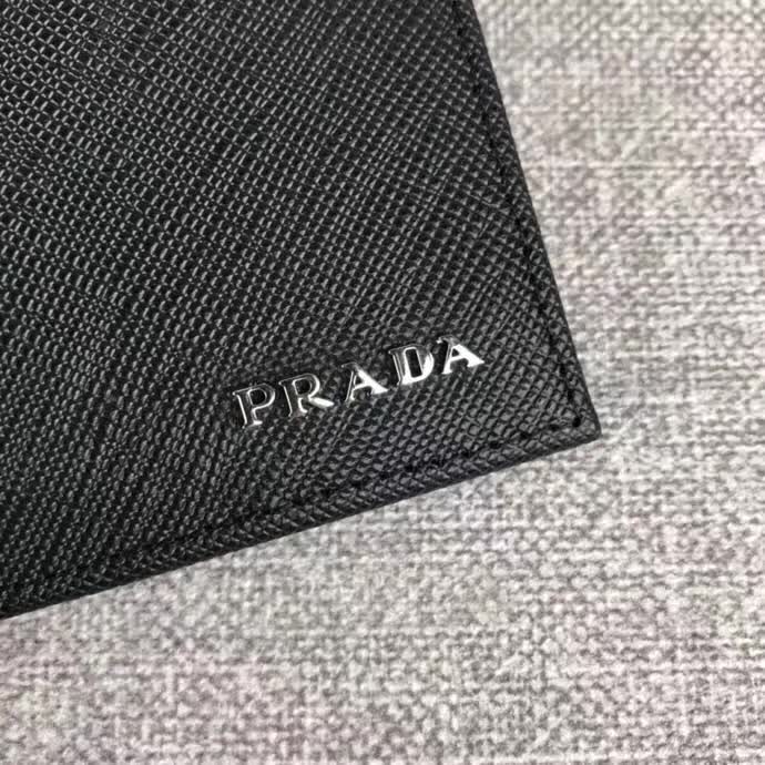 【原版皮】普拉达/Prada 短款钱夹，选用十字纹小牛皮裁制而成，边角点缀字母标识，经典之作，简单时尚，款号：2M0513