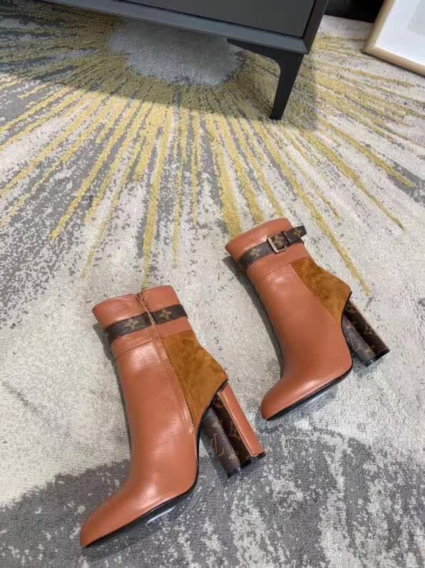 20秋季最新专柜款-路易威登LV2020早秋最新短靴，终于可以上款了。版型绝对正。不含糊。后包logo 开模定制五金 要求达到官网一致效果，上脚 舒适 宣型绝对美