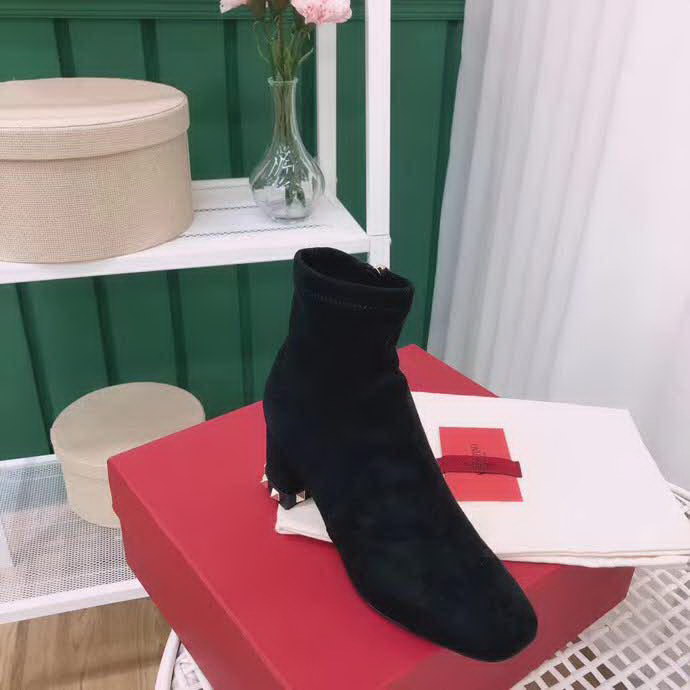 20秋季最新专柜款-华伦天奴Valentino秋冬新款爆款短靴，超经典好看，上脚超美