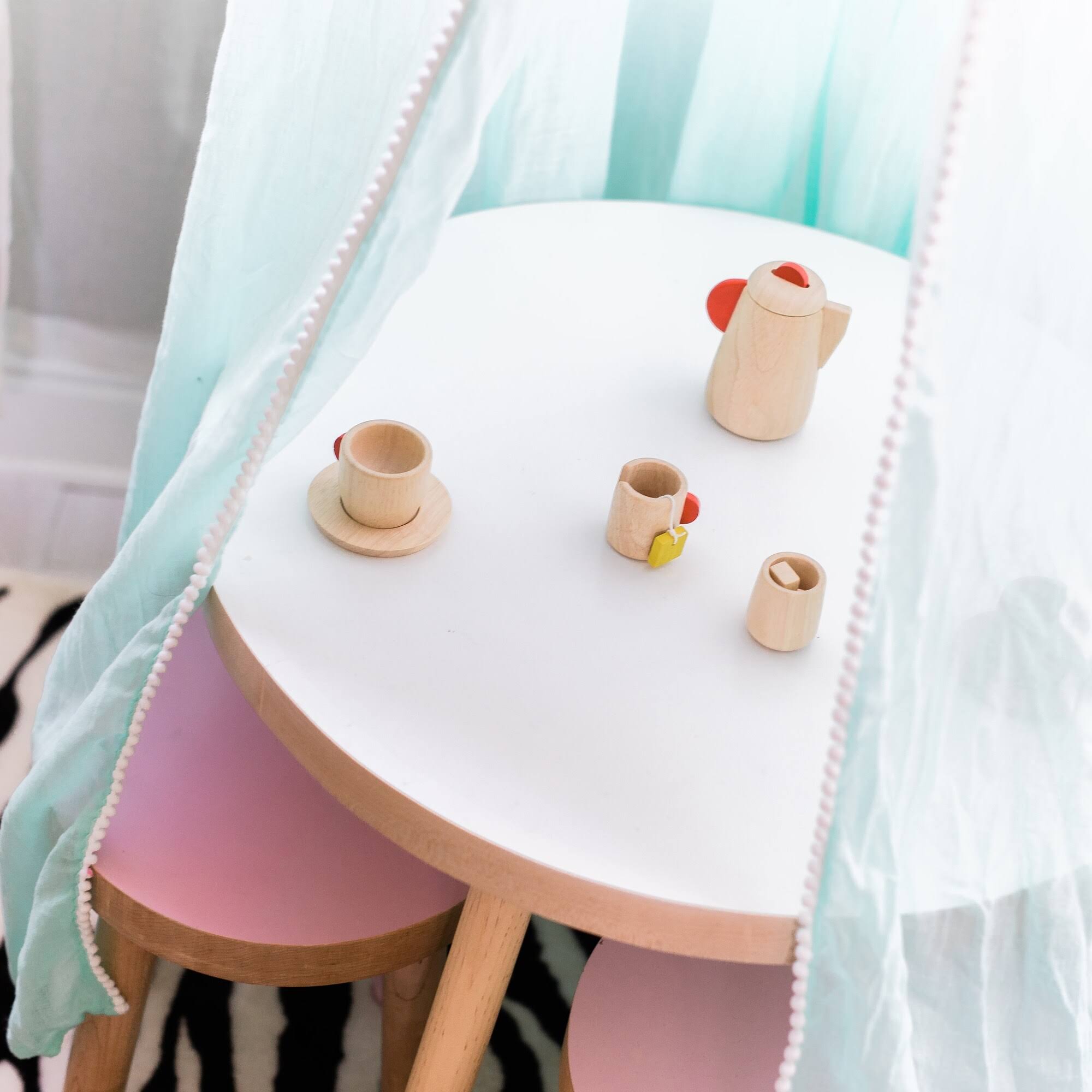 Poco Round Kids Table, Maple/Gray, 23.5x22 Small