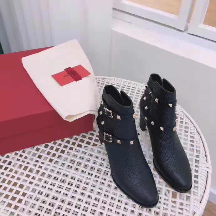 20秋季最新专柜款-华伦天奴Valentino秋冬新款爆款短靴，超经典好看，上脚超美