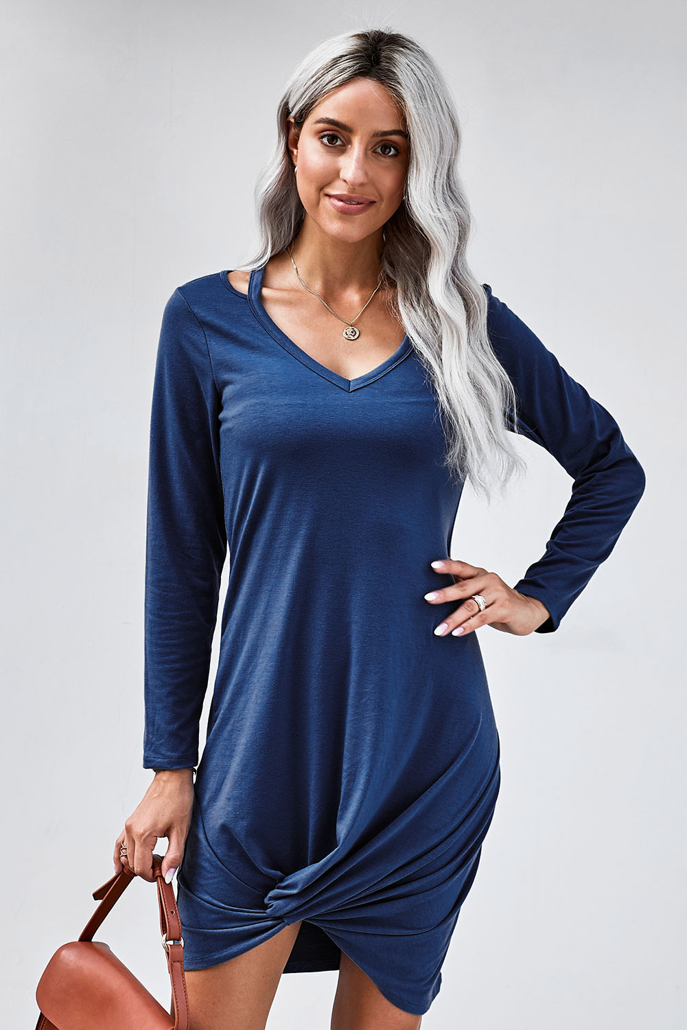 蓝色别致镂空V领长袖扭纹下摆连衣裙