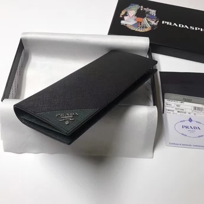 【原版皮】普拉达/Prada 西装钱夹，选用十字纹小牛皮裁制而成，边角点缀三角散字徽标，经典之作，简单时尚，款号：2MV836
