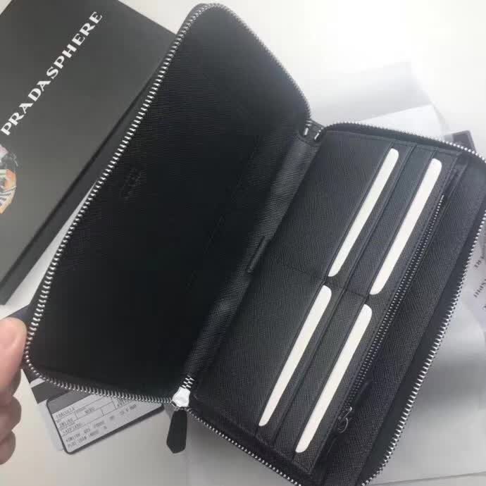 【原版皮】普拉达/Prada 拉链钱夹，选用十字纹小牛皮裁制而成，正面点缀三角唛徽标，经典之作，简单时尚，款号：1M1188