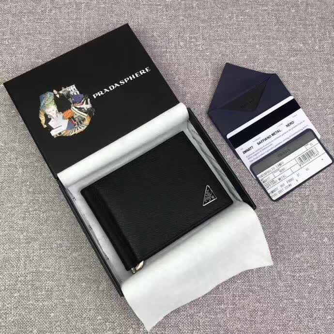 【原版皮】普拉达/Prada 金属钱夹，选用十字纹小牛皮裁制而成，边角饰三角珐琅涂层徽标，款号：2MN077