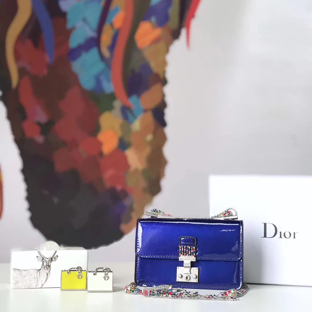 【原版皮】迪奥/Dior 链条包，选用光滑漆牛皮裁制而成，饰以点缀彩色钻粒的品牌标识字母锁扣，设计很特别，不容易撞款，链条缀满彩色钻粒，美得不要不要的，款号：5817