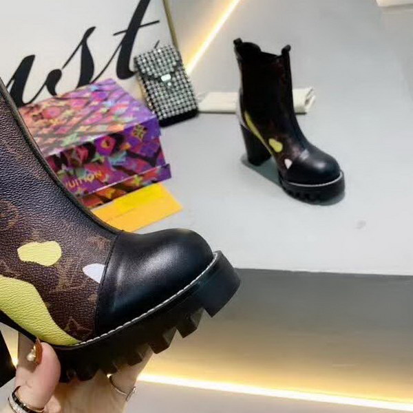 20秋季最新专柜款-路易威登LV2020秋冬时尚短靴系列，秋冬最受欢迎的单品当属短靴，一款短靴可以搭配出N种风格，无论你想扮成帅气的牛仔还是优雅的OL，它都能满足你的要求！所谓时尚之行，始于足下，既能走路，还能走心
