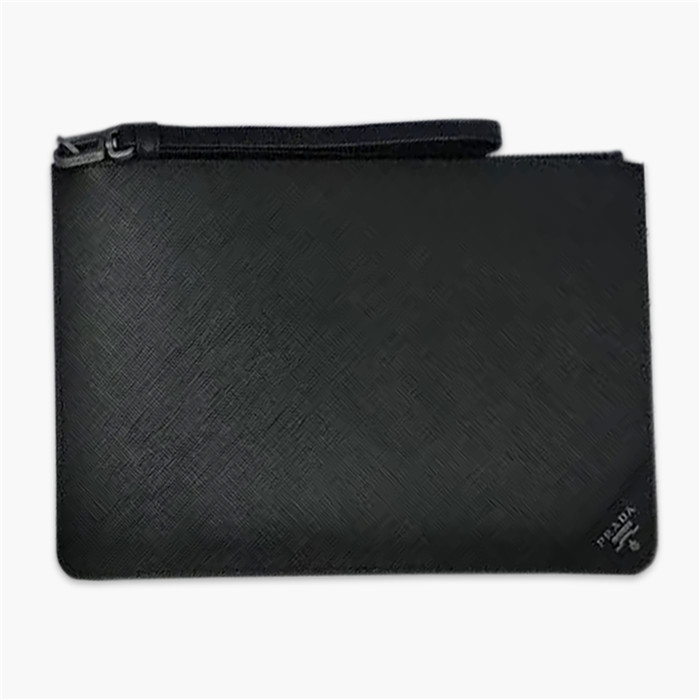 【原版皮】普拉达/Prada 男士手包，选用十字纹小牛皮裁制而成，边角点缀品牌三角散字徽标，款号：2NG005