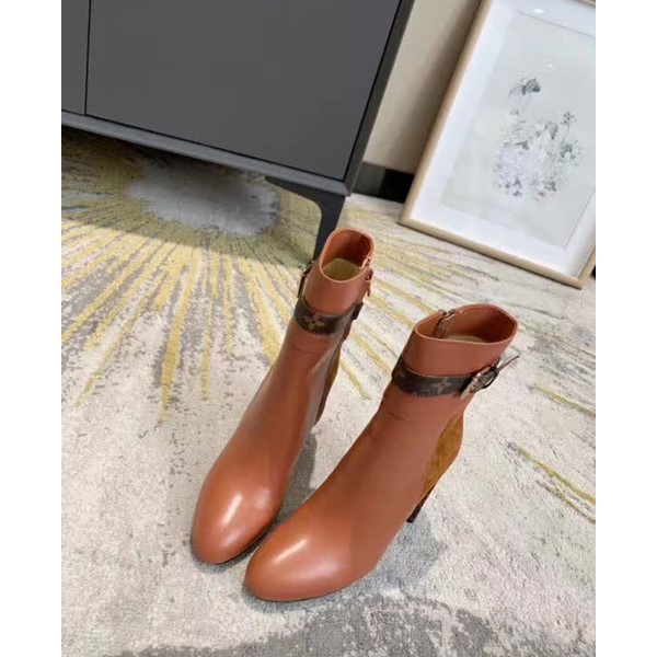 20秋季最新专柜款-路易威登LV2020早秋最新短靴，终于可以上款了。版型绝对正。不含糊。后包logo 开模定制五金 要求达到官网一致效果，上脚 舒适 宣型绝对美