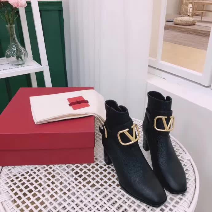 20秋季最新专柜款-华伦天奴Valentino秋冬新品爆款短靴上新，超经典好看，上脚超美