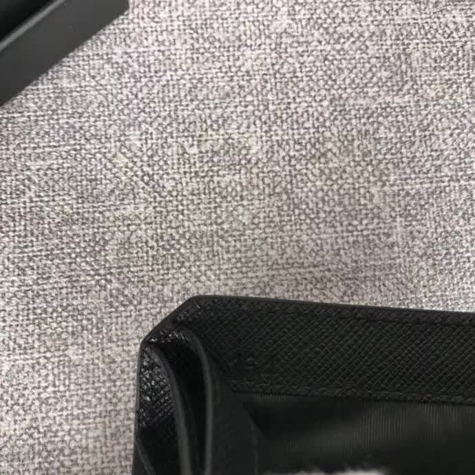 【原版皮】普拉达/Prada 短款钱夹，选用十字纹小牛皮裁制而成，圆角五字唛，经典之作，简单时尚，款号：2M0513