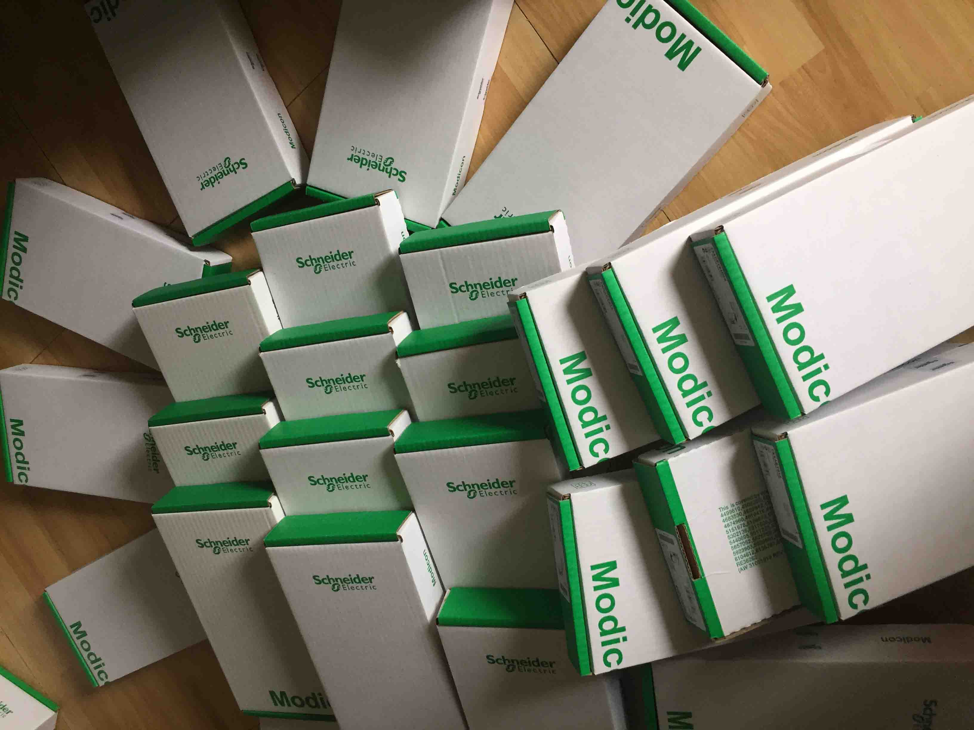 170AAO92100 Schneider Distributed analog output Modicon Momentum Original Factory Sealed New