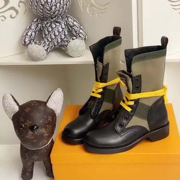 20秋季最新专柜款-路易威登LV2020早秋走秀主打新款系列马丁靴 超正鞋楦版型， 新的logo标识 设计独具一格局部的经典老花点缀，低调又凸显品牌魅力，靴口设计对小粗腿非常友好  好穿、显瘦，色彩高端大气上档次
