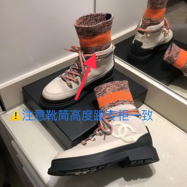 20秋季最新专柜款-香奈儿Chanel秋冬最新款毛线袜子时尚撞色搭配机车靴、一款时尚帅气的袜子机车靴专柜早已售空、明星网红上脚一秀再秀秋冬百搭！