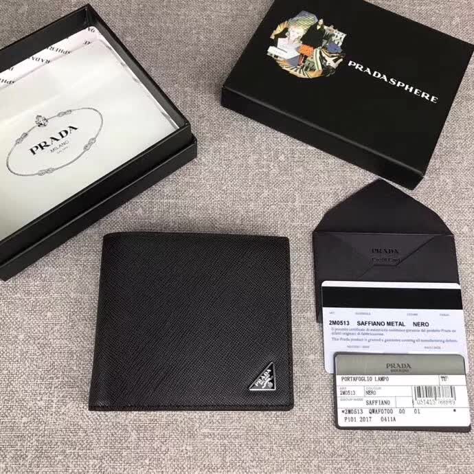 【原版皮】普拉达/Prada 短款钱夹，选用十字纹小牛皮裁制而成，边角点缀三角唛，经典之作，简单时尚，款号：2M0513