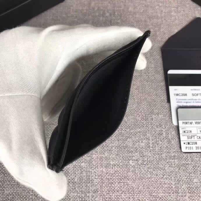 【原版皮】普拉达/Prada 卡夹，选用纳帕牛皮裁制而成，点缀散字唛徽标，精湛走线均匀整齐，款号：1MC208