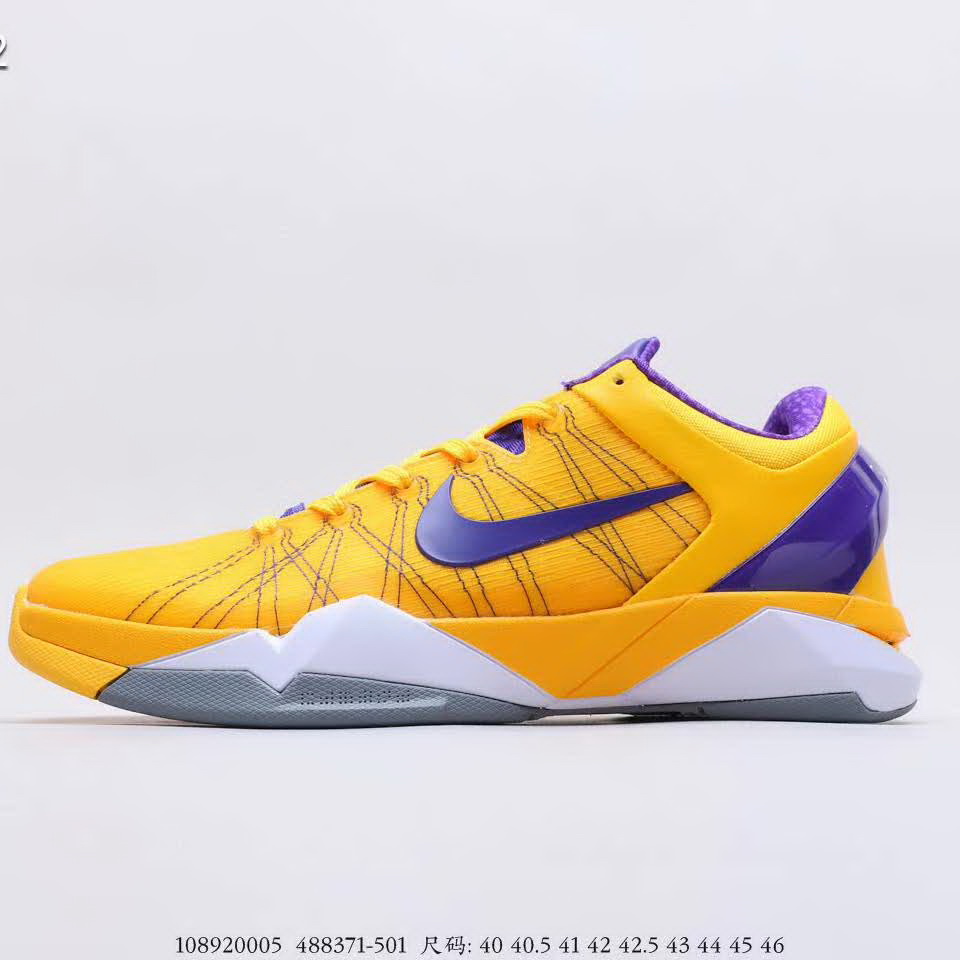 官网同步20秋季最新热销款-耐克/Nike Zoom Kobe 7 Gold Medal，采用低帮弹力鞋口设计，使鞋子能够紧贴脚踝提供更好的支撑，鞋面采用Fly wire科技，贴合脚面中底配置Phylon和Zoom Air气垫， 提供优秀的缓震性能
