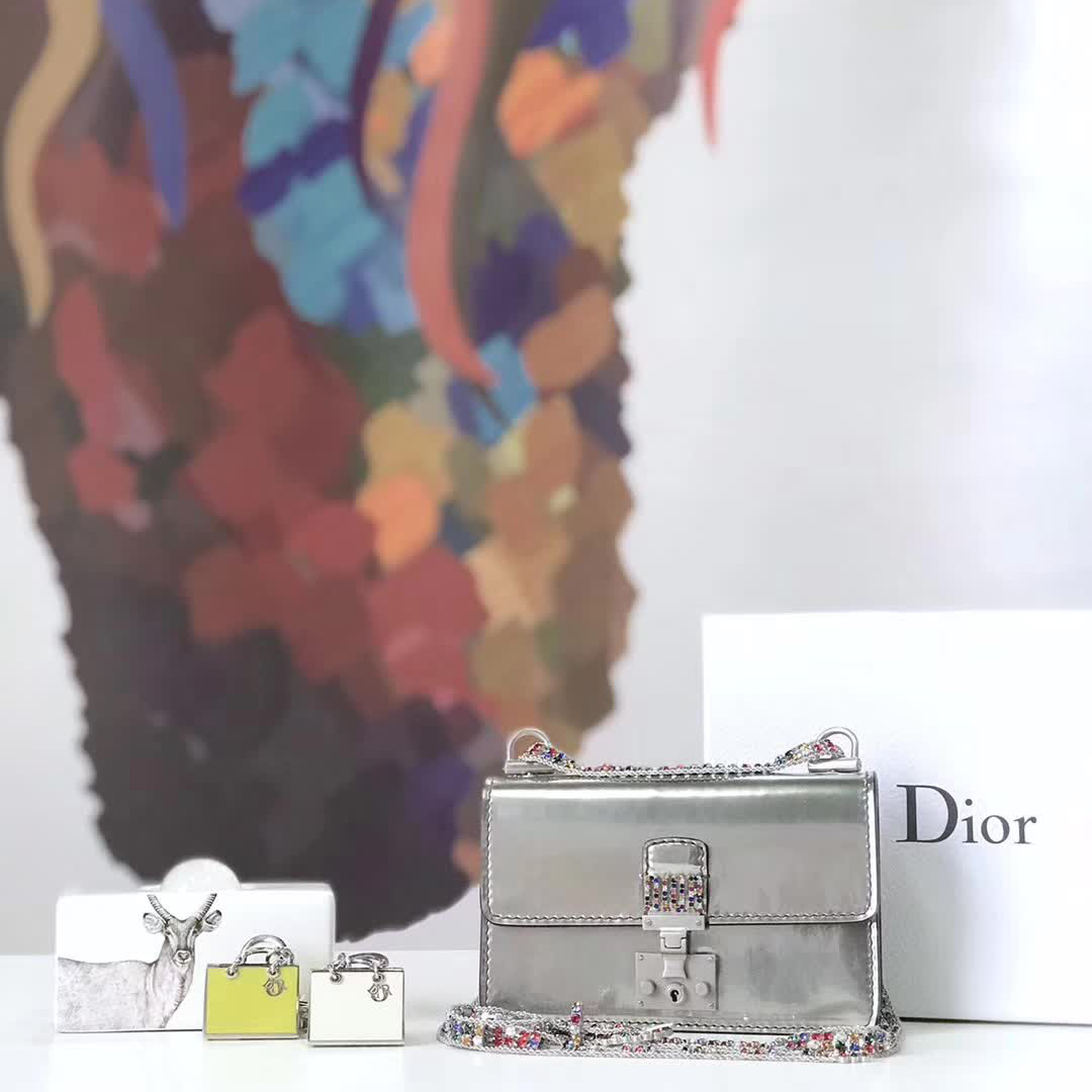 【原版皮】迪奥/Dior 链条包，选用光滑漆牛皮裁制而成，饰以点缀彩色钻粒的品牌标识字母锁扣，设计很特别，不容易撞款，链条缀满彩色钻粒，美得不要不要的，款号：5817