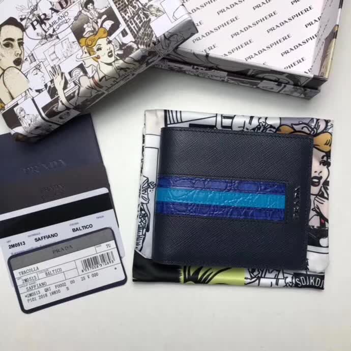 【原版皮】普拉达/Prada 短款钱夹，选用十字纹小牛皮镶嵌彩带鳄鱼纹裁制而成，经典之作，简单时尚，款号：2M0513