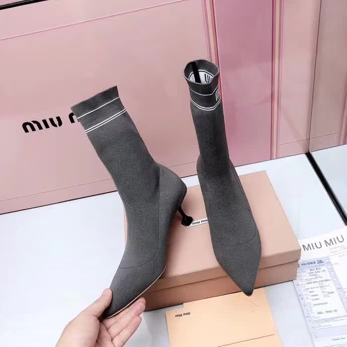 20秋季最新专柜款-缪缪Miu Miu新款袜子靴。上脚轻便，脚感好，上脚修脚，特显瘦