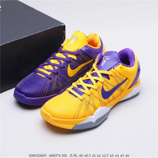 官网同步20秋季最新热销款-耐克/Nike Zoom Kobe 7 Gold Medal，采用低帮弹力鞋口设计，使鞋子能够紧贴脚踝提供更好的支撑，鞋面采用Fly wire科技，贴合脚面中底配置Phylon和Zoom Air气垫， 提供优秀的缓震性能