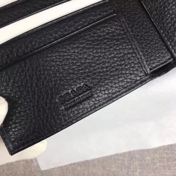 【原版皮】普拉达/Prada 短款钱夹，选用摔纹小牛皮裁制而成，边角点缀散字唛标识，经典之作，简单时尚，款号：2M0513