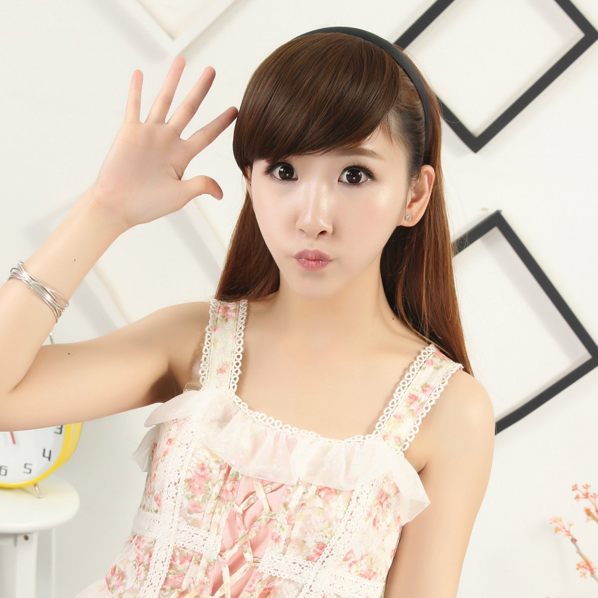 Accesoriu de păr sub formă de breton pe o parte, din păr sintetic, cu elastic