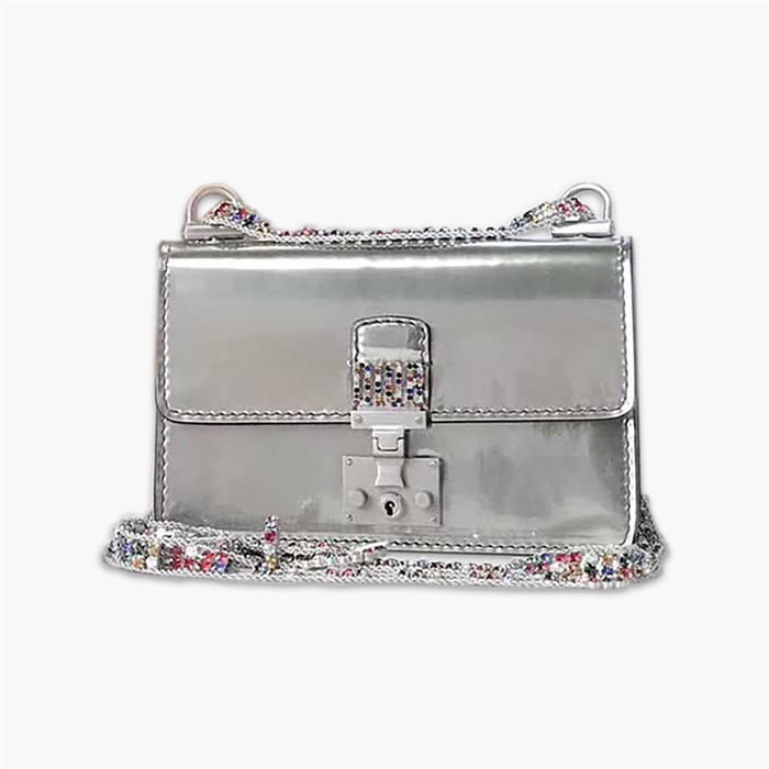 【原版皮】迪奥/Dior 链条包，选用光滑漆牛皮裁制而成，饰以点缀彩色钻粒的品牌标识字母锁扣，设计很特别，不容易撞款，链条缀满彩色钻粒，美得不要不要的，款号：5817