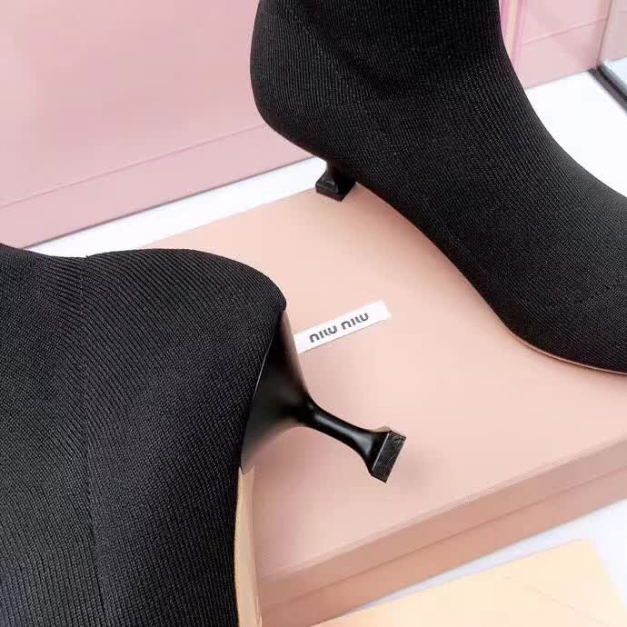 20秋季最新专柜款-缪缪Miu Miu新款袜子靴。上脚轻便，脚感好，上脚修脚，特显瘦