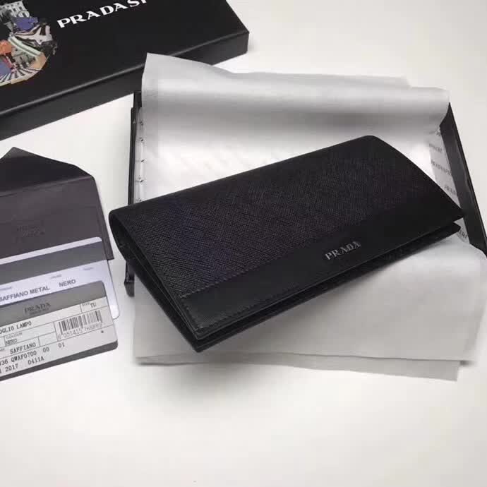 【原版皮】普拉达/Prada 西装钱夹，选用十字纹牛皮裁制而成，拼接光滑皮革点缀字唛徽标，精湛走线均匀整齐，油边顺滑，款号：2MV836
