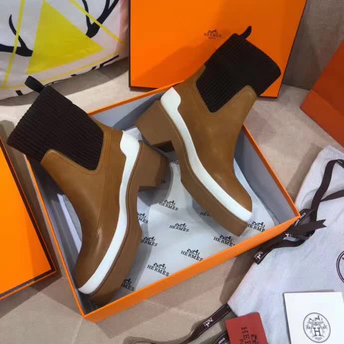 20秋季最新专柜款-爱马仕Hermes2020秋冬矮靴，可以说这是H家最年轻的，专柜第一眼看见就入手，上脚无敌好看，特别秀气修饰脚型。上脚很舒服