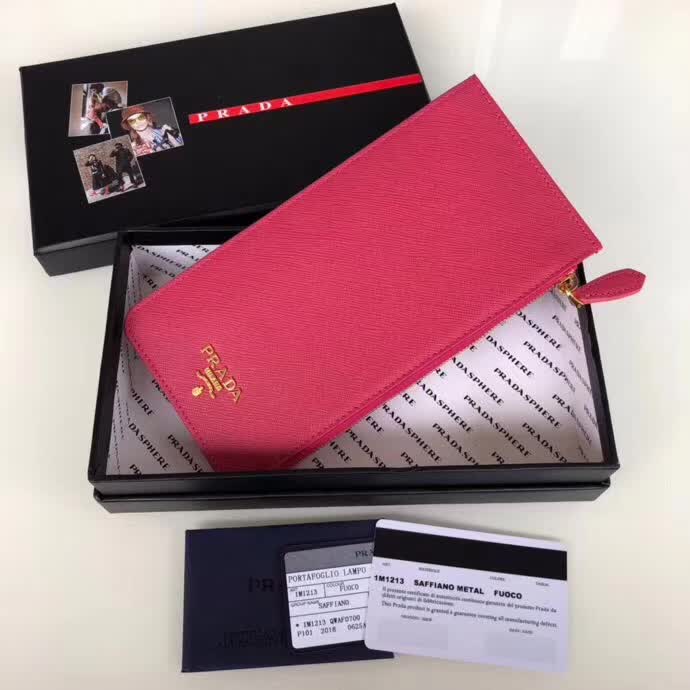 【原版皮】普拉达/Prada 卡包，男女通用款，选用十字纹牛皮裁制而成，点缀金色散字唛徽标，超大容量